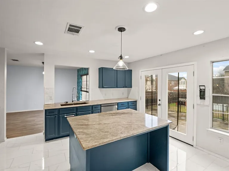 2411 Lavendale Ct — Photo 9