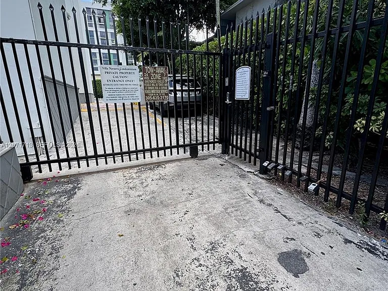 444 SW 4th St #402 — Photo 27