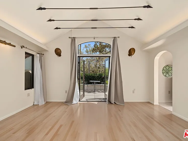 9001 Rosewood Ave — Photo 10