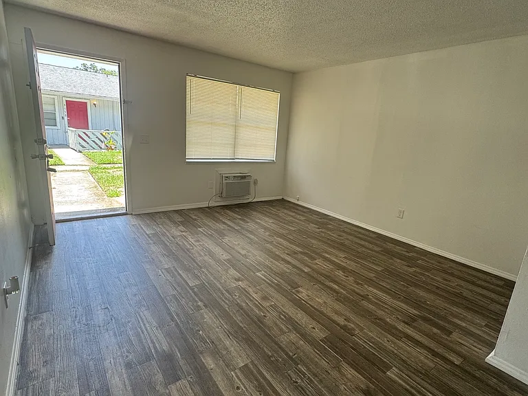 8560 Channelview Cir — Photo 3