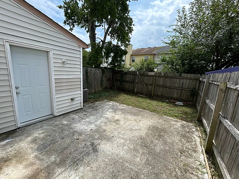 717 Westminster Ln — Photo 33