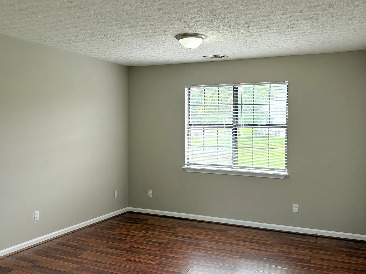 3 bed, 1000 sqft, $895 — Photo 4