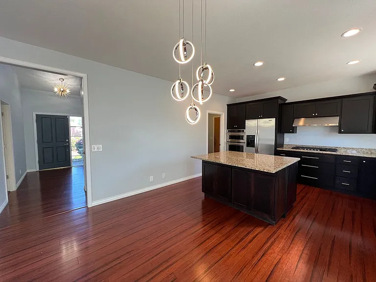 1592 Kingston Way — Photo 4