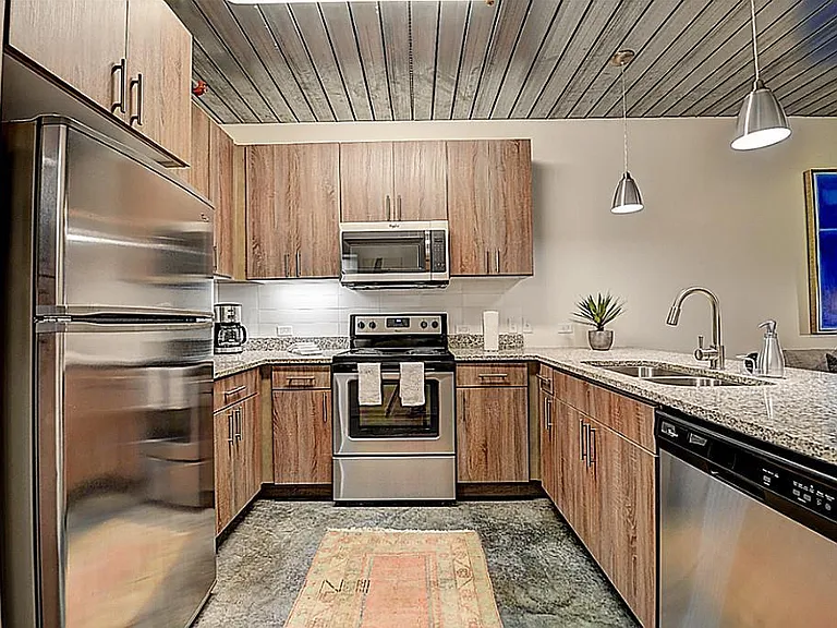Mid Main — Photo 25