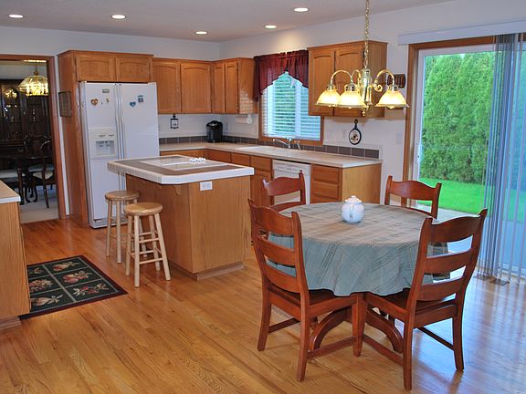 Eat-in Kitchen