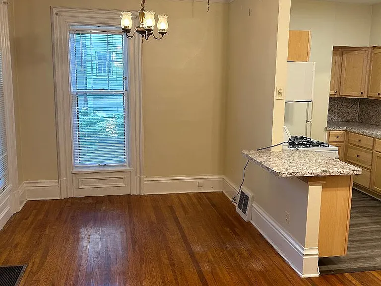423 Crescent St NE #1 — Photo 3
