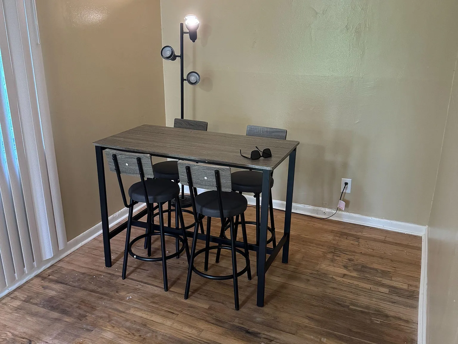 4 bed, 1.0 bath, 1000 sqft, $802 — Photo 4