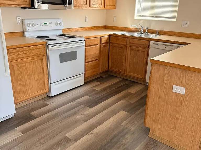 1313 Bonneville Ave — Photo 3