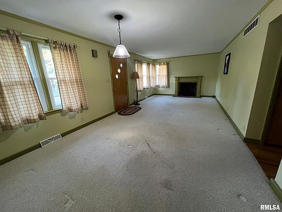 3rd image of 306 W Lincoln Ave