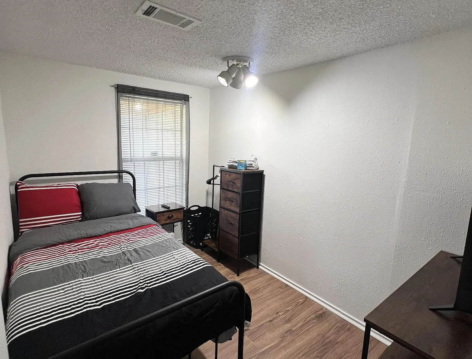 4 bed, 3.5 bath, 2484 sqft, $680 — Photo 1