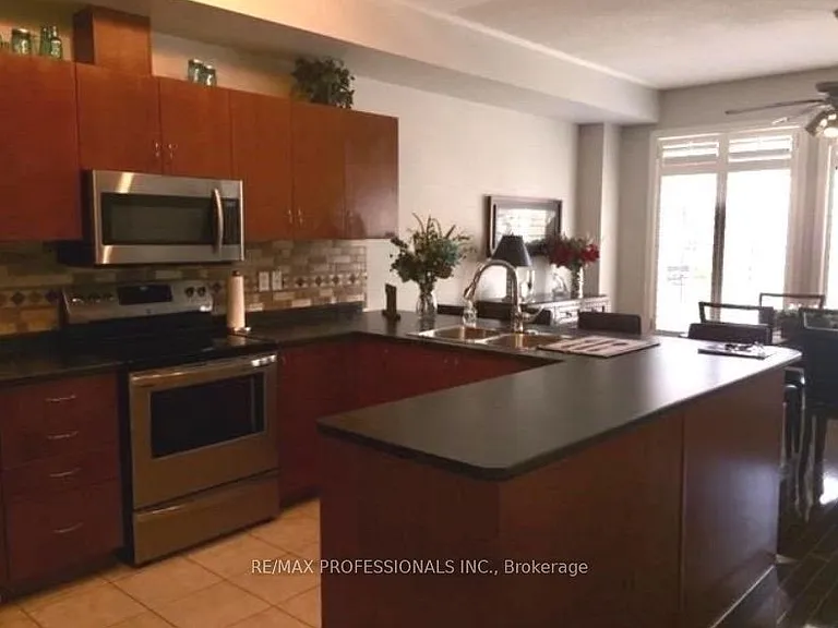 2351 Lakeshore Rd W #3 — Photo 4