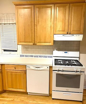 3rd image of 1451 W Oakdale Ave #1