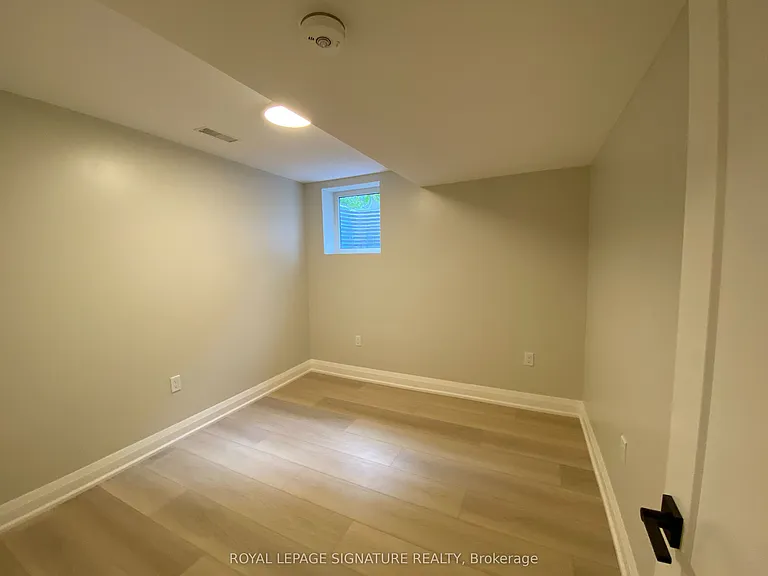 3271 Pilcom Cres #LOWER — Photo 9