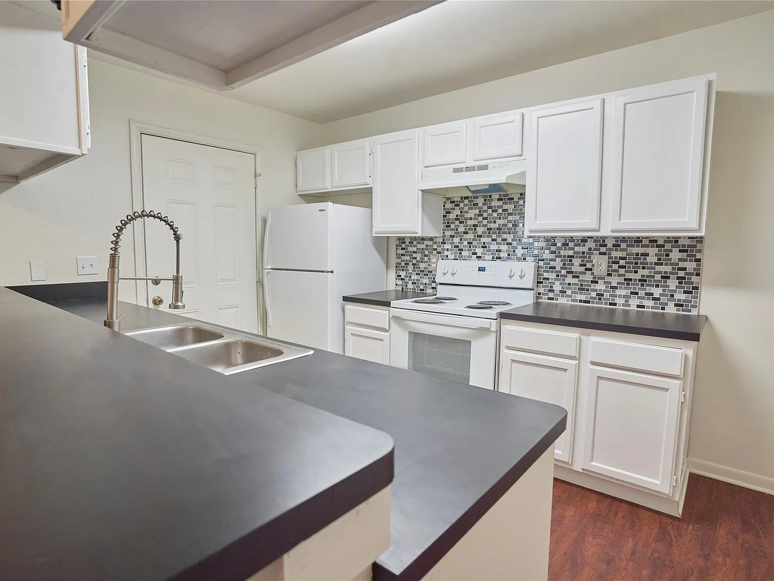 2 bed, 1.5 bath, 900 sqft, $1,250 — Photo 2