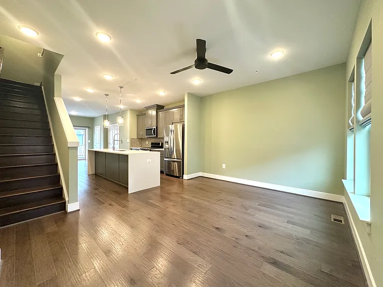 1009 Rockwell Ave — Photo 11