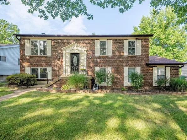 829 Courtland Pl, Ballwin, MO 63021