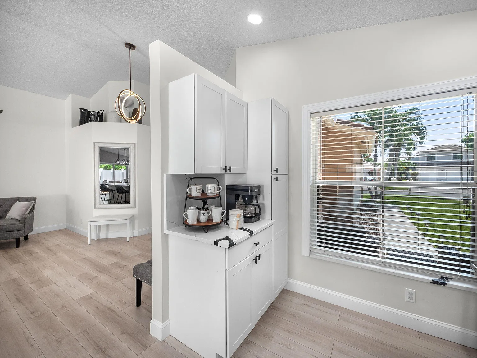 3 bed, 2.0 bath, 1860 sqft, $3,900 — Photo 4
