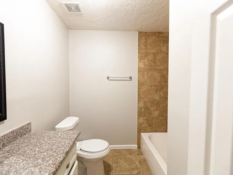 623 S 6th St — Photo 15