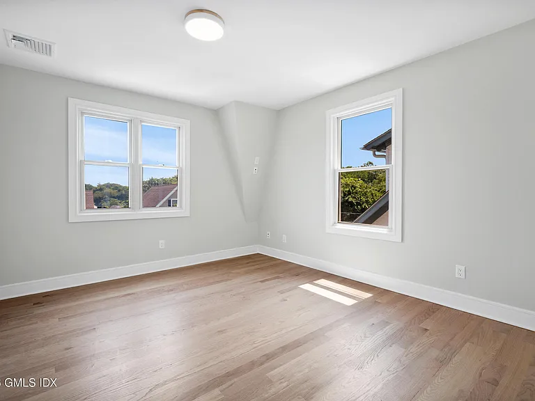 115 E Elm St — Photo 14