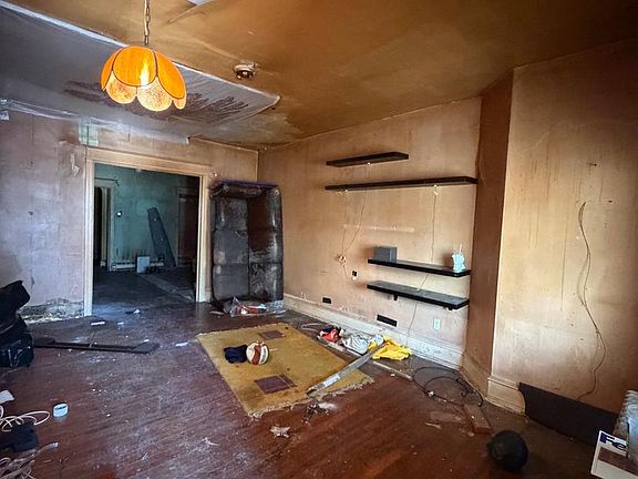 3rd image of 6053 Pine St