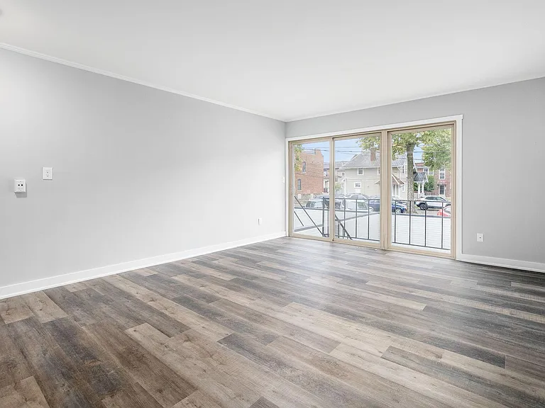 142 W 8th Ave #B — Photo 16