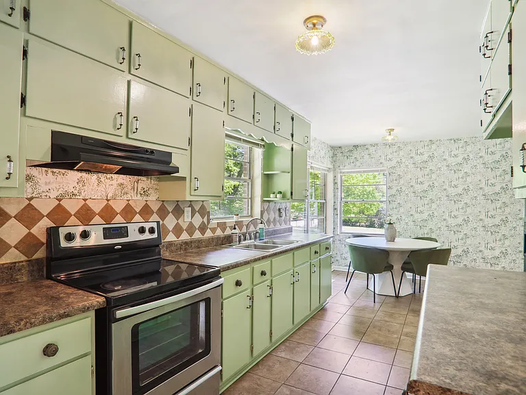 24 Grove Park Pl NW — Photo 7
