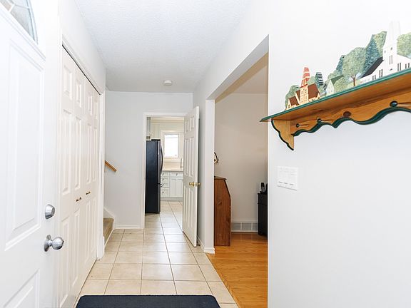 5th image of 15 Carousel Cir