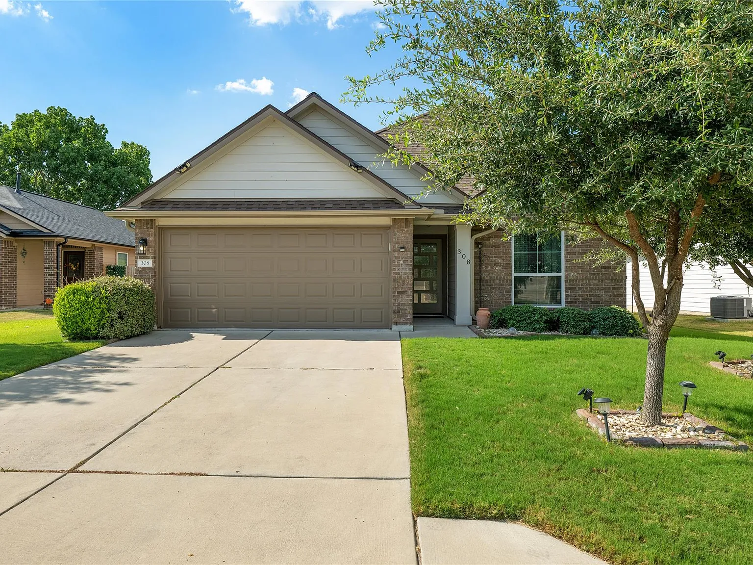 4 bed, 3.0 bath, 2090 sqft, $2,300 — Photo 3