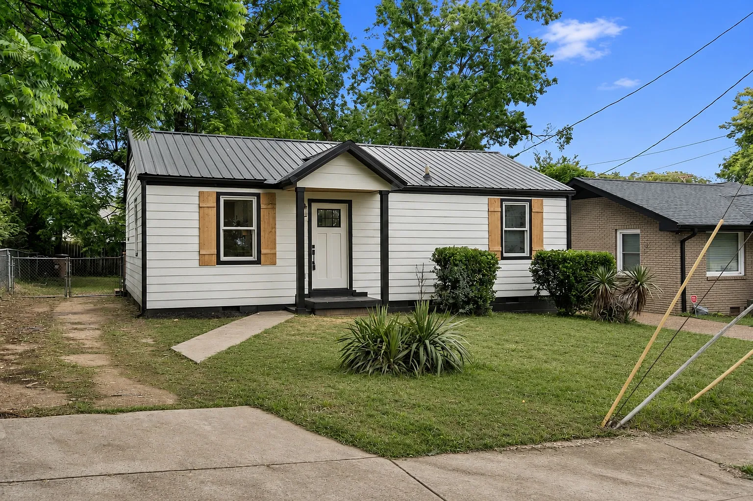 3 bed, 828 sqft, $2,200 — Photo 1