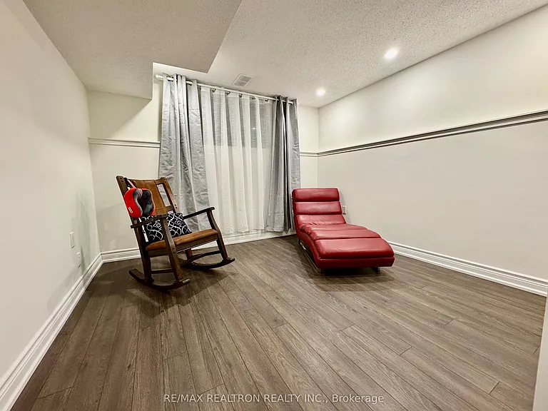 214 Bayview Ave #BASEMENT — Photo 16