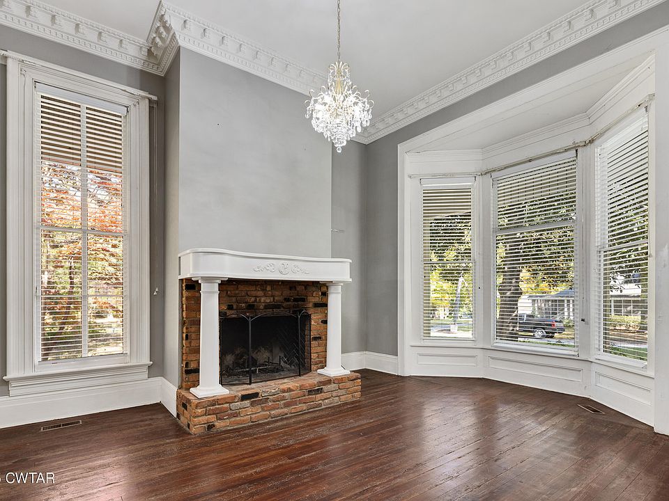 1st image of 233 N Grand Ave