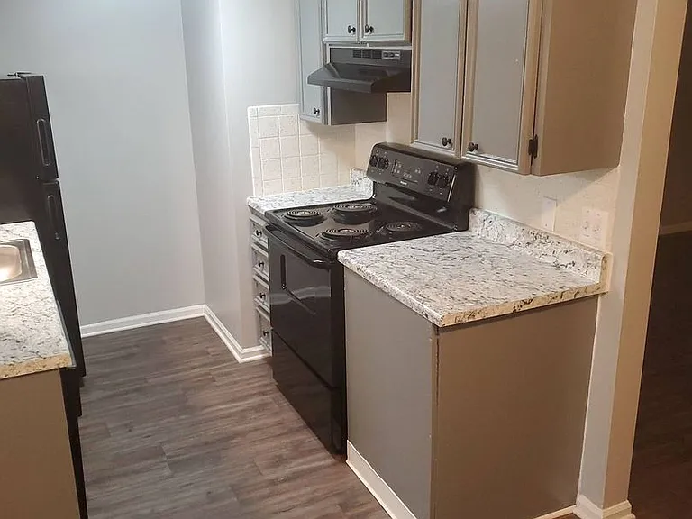 Stratford East Apartments — Photo 21