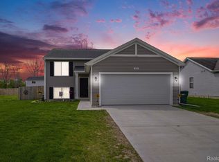 202 Creek Pointe Cir, Durand, MI 48429