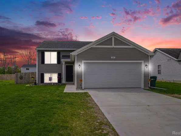 202 Creek Pointe Cir, Durand, MI 48429