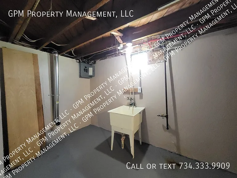 2745 Margaret St — Photo 15