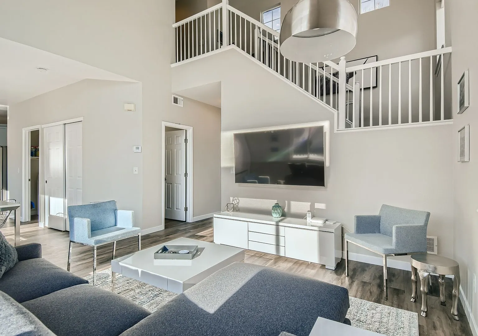 Lovely 3 BDR/3BA Home - 20 Minutes to Denver — Photo 2