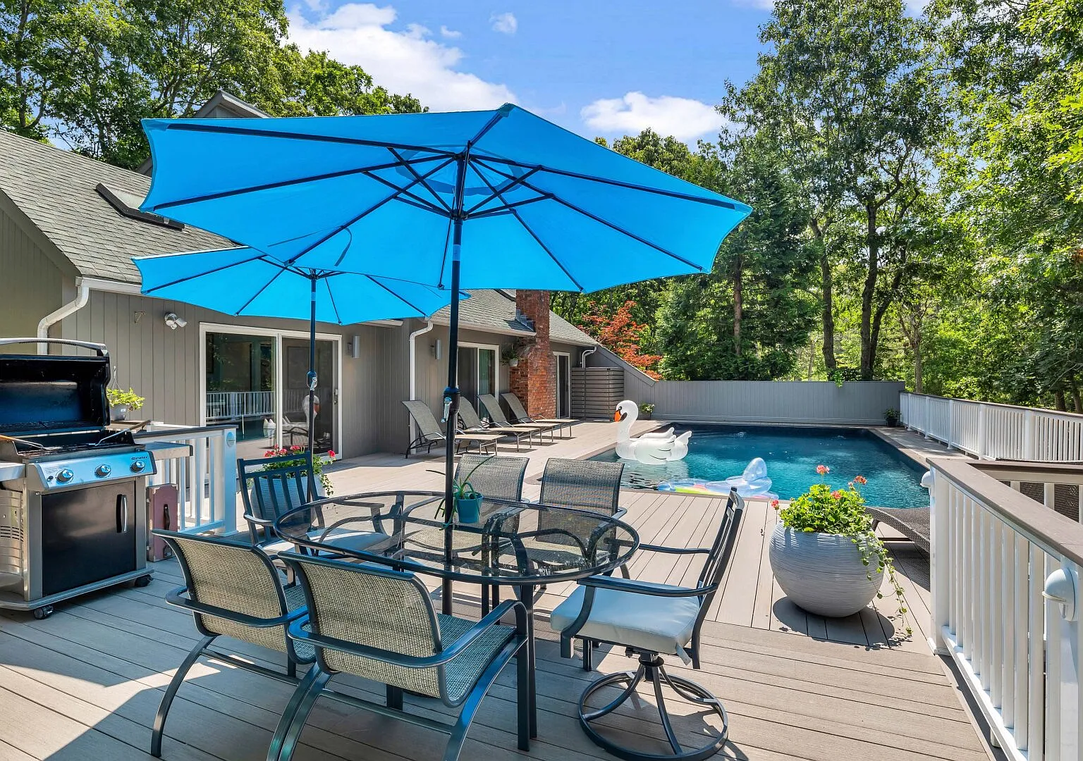 Beautiful East Hampton Home, Expansive Deck, Private Pool — Photo 2