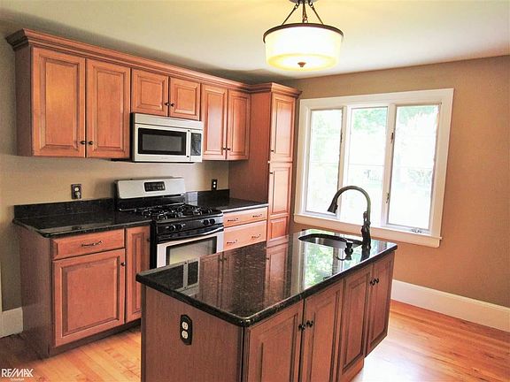 3rd image of 47810 Burton Dr