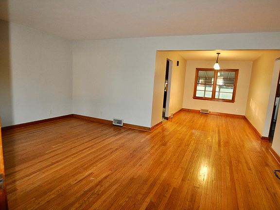 Living and dining room (view 1)