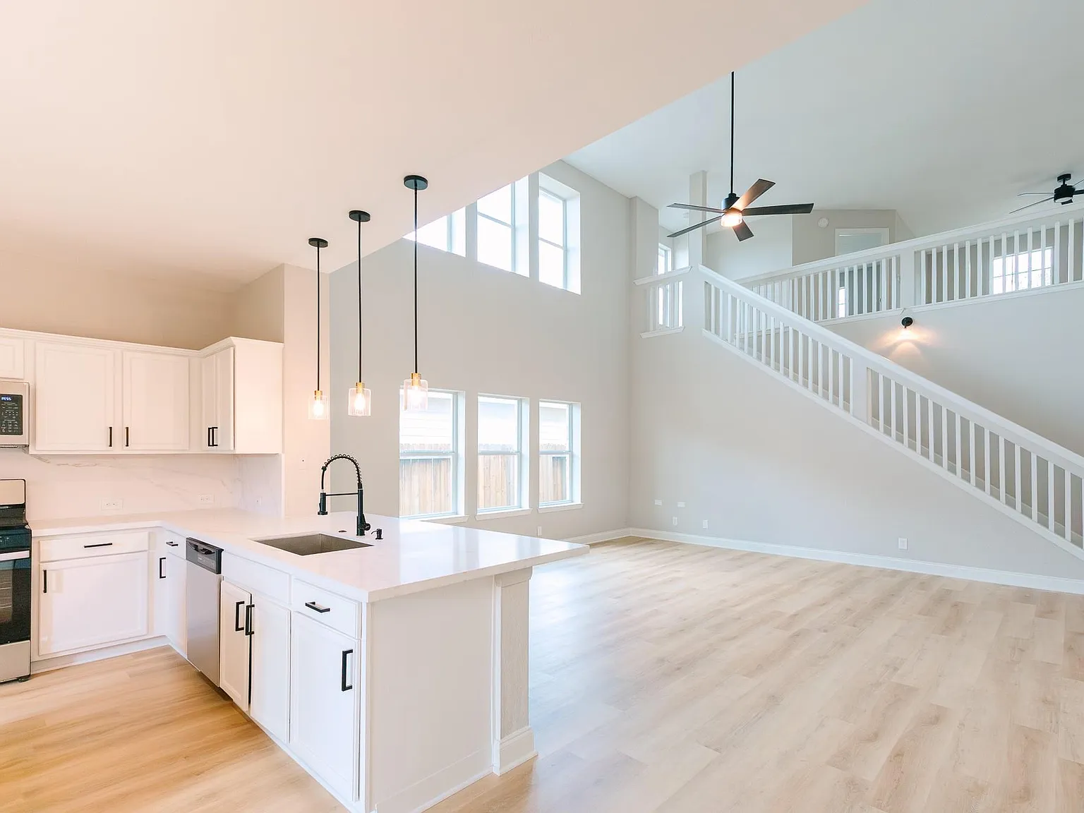 5 bed, 2.5 bath, 2617 sqft, $2,950 — Photo 2
