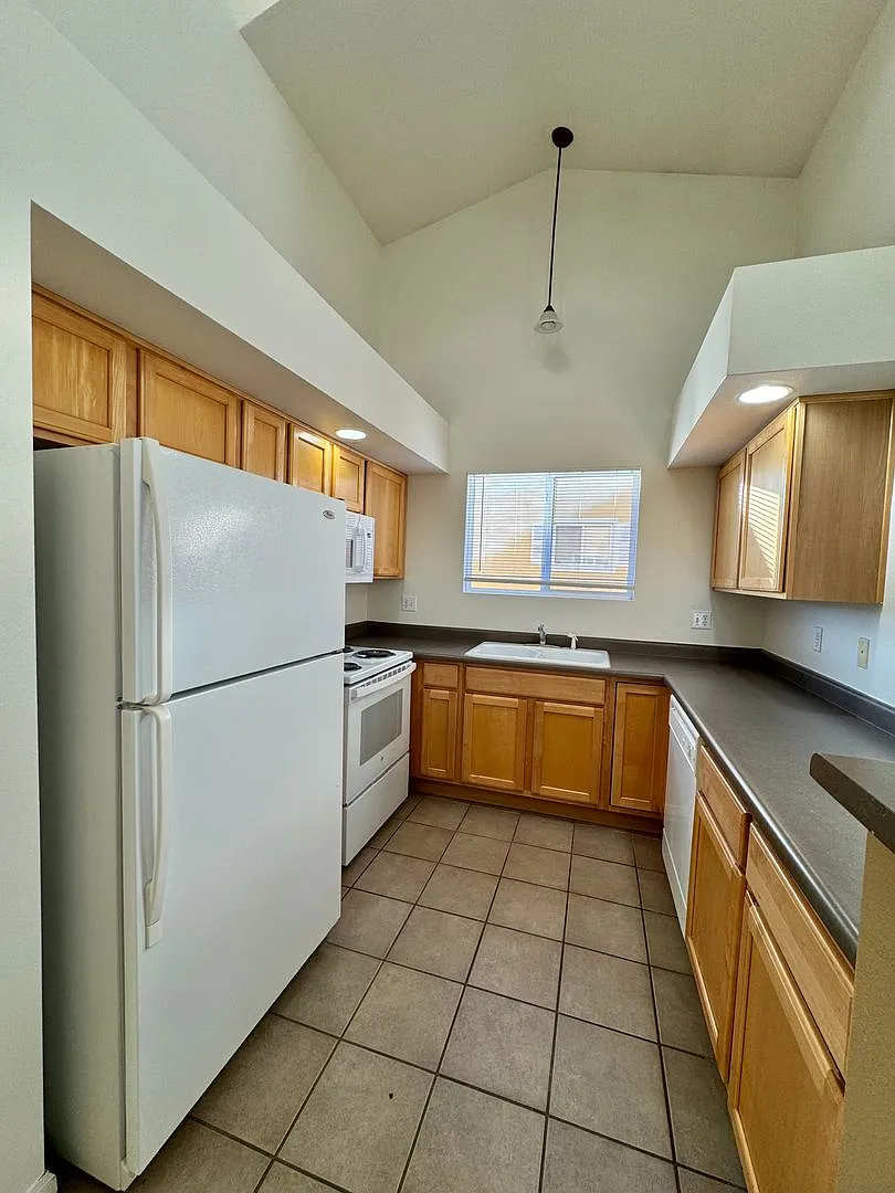 Beautiful Upper Level 2 Bedroom / 2 Bath Condo With Garage in Evans, CO! — Photo 4