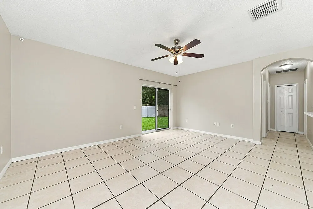 3 bed, 2.0 bath, 1314 sqft, $1,805 — Photo 3