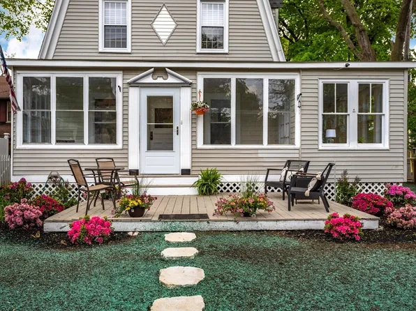 7 Grove St, Lynnfield, MA 01940