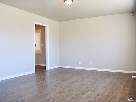 4th image of 9814 Sunny Dr NE