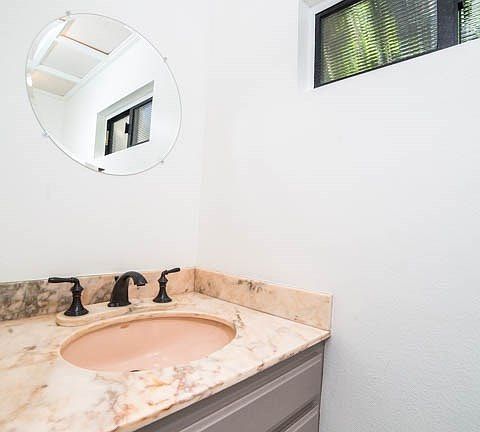 2nd image of 21551 Burbank Blvd Unit 87