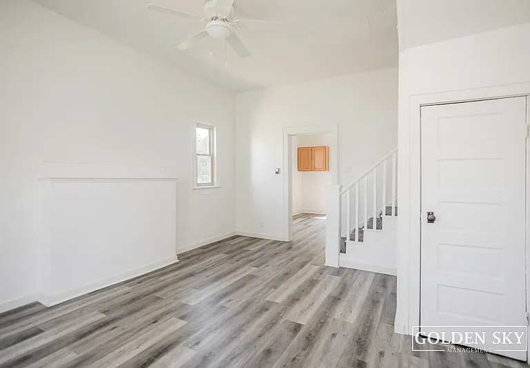 216 S Dill St — Photo 2