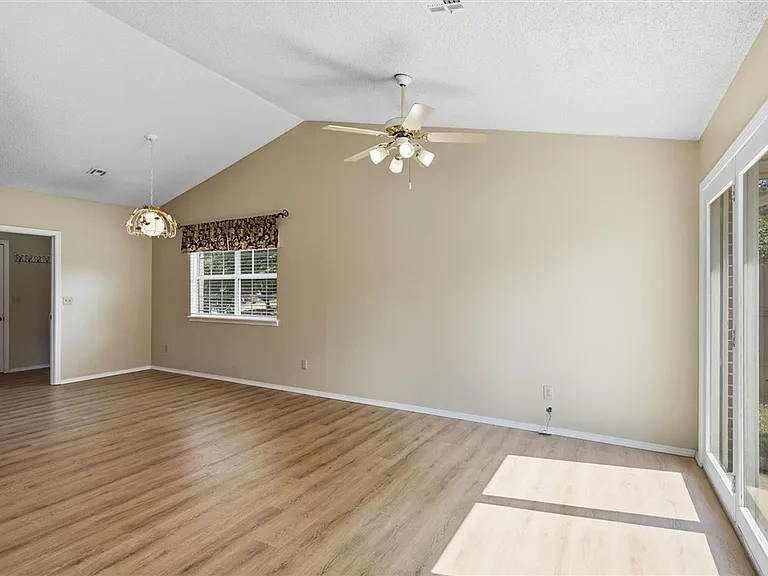 1919 N Radcliffe Ave — Photo 10