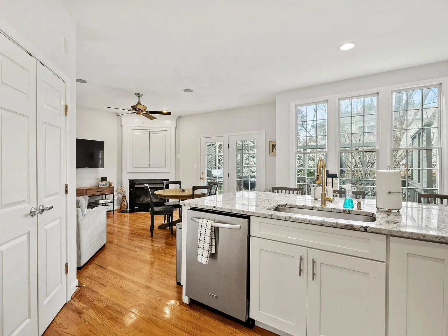 3 bed, 3.5 bath, 2500 sqft, $4,350 — Photo 4