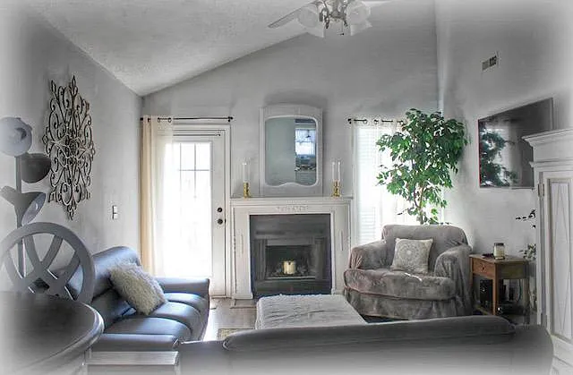 907 E Estates Blvd — Photo 2