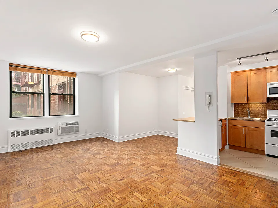 165 Christopher St #LCC